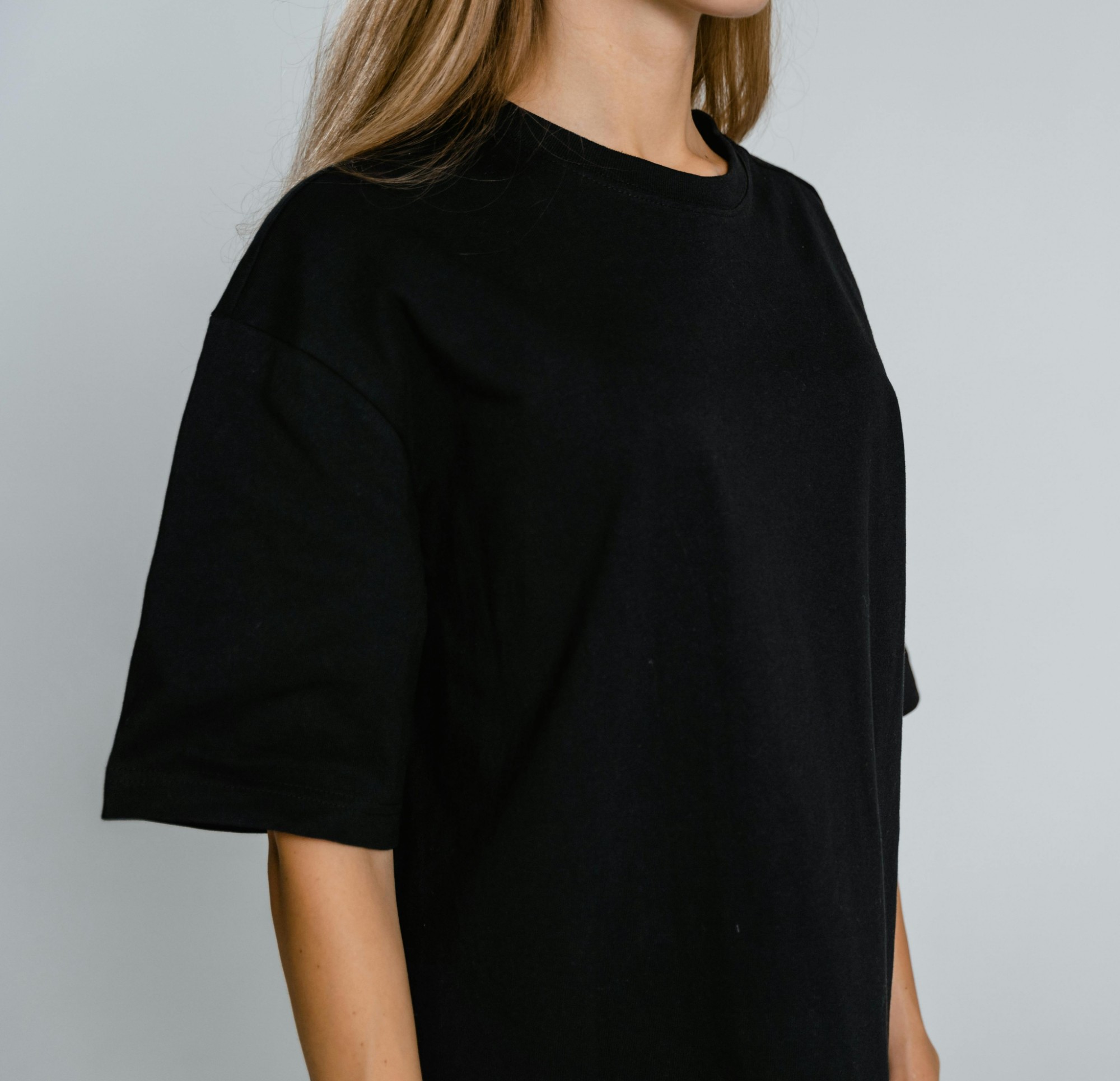 Heavyweight tee in black, side profile